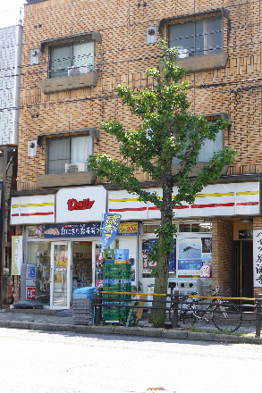 コンビニ　デイリーヤマザキ　日赤前店（コンビニ）まで55m