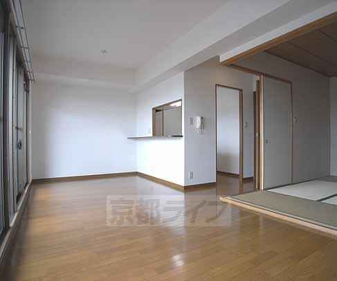 居室・リビング　リビングは広々使えそうです。