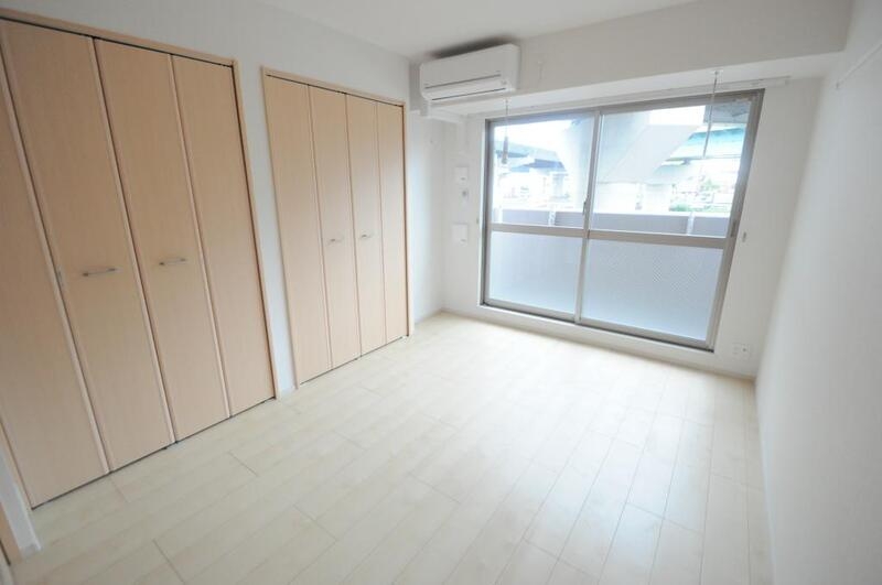 居室・リビング　窓が大きいので圧迫感がありません。日光浴が日課になりそう。