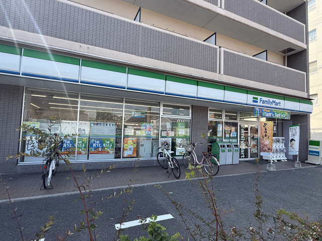 コンビニ　ファミリーマート吹田内本町店（コンビニ）まで321m