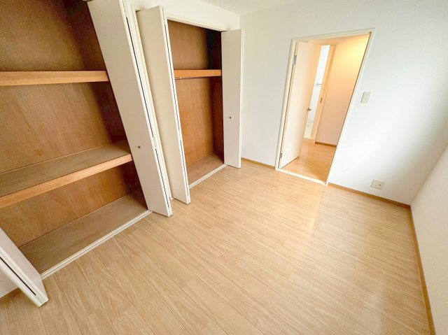 その他部屋・スペース　朝には心地よい光が差し込む、このお部屋でお休みください。