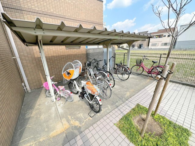 駐車場　敷地内には入居者専用の駐輪スペースもあります。