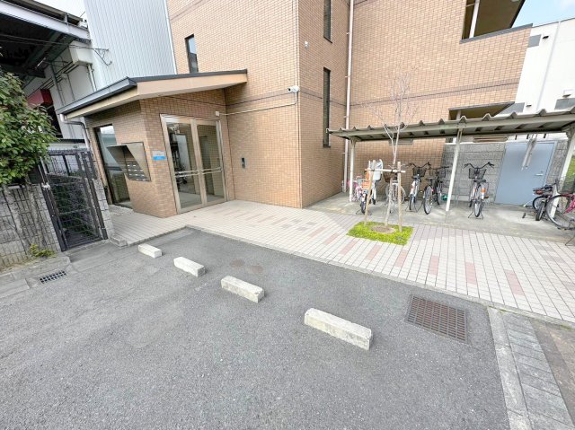 エントランス　電気も多く明るいエントランスなので帰宅しても安心。