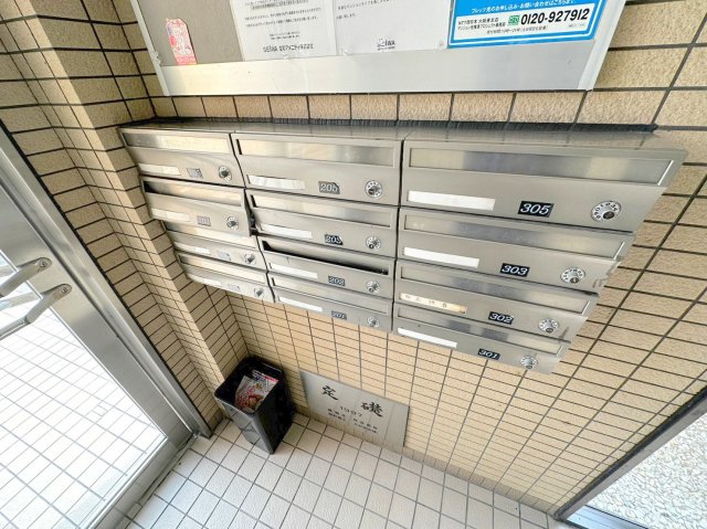 ロビー　ロビーにある各部屋毎のメールボックス。