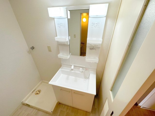 洗面設備　人気の独立洗面所にはうれしいシャンプードレッサーが付いてます