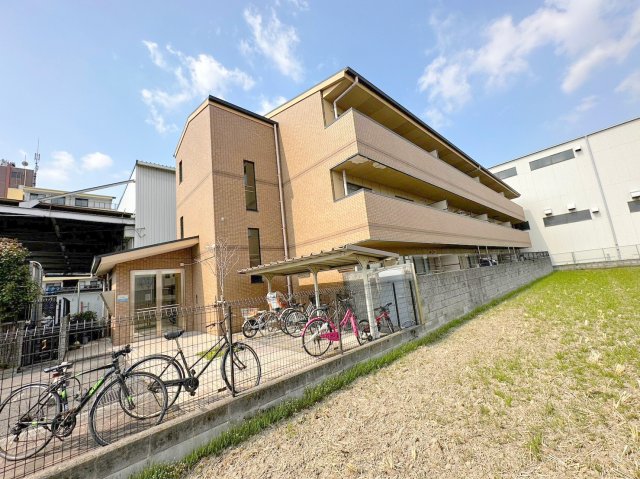 建物外観　オシャレな外観。この周辺では飛びぬけて目立っています。