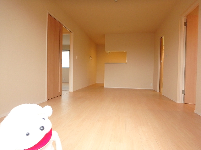 居室・リビング　●バルコニー側からリビングを撮影。