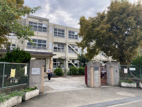 中学校　西宮市立学文中学校（中学校）まで975m