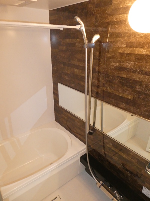 バス・シャワールーム　おしゃれなアクセントパネルのバスルーム！