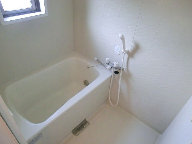 バス・シャワールーム　通気性の良い小窓付き浴室