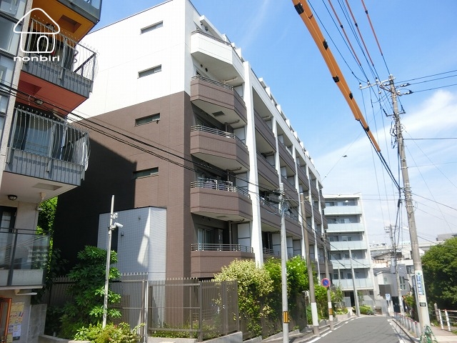 建物外観　少し高台にあります