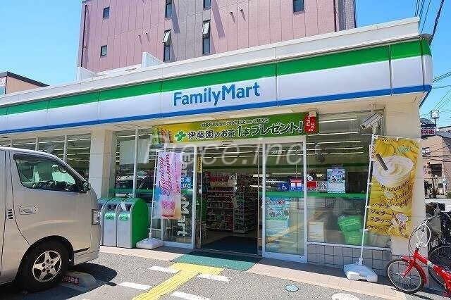 コンビニ　ファミリーマート（コンビニ）まで548m
