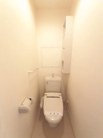 トイレ　落ち着いた色調のトイレです