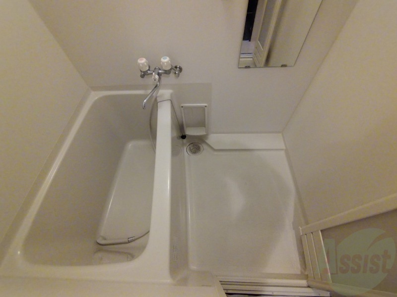 バス・シャワールーム　こちらはお風呂。一日の疲れをここで癒してください。