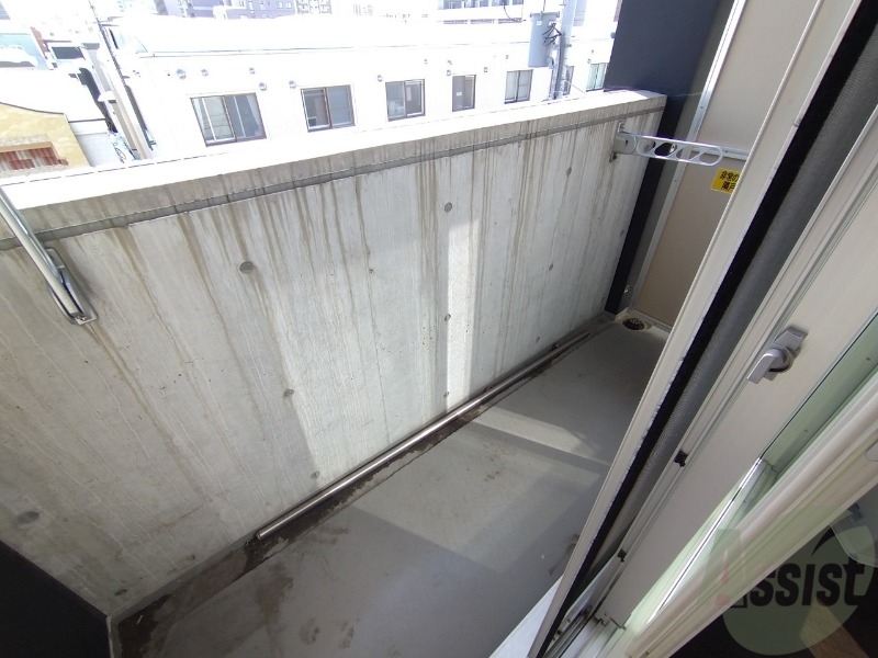 バルコニー　こちらはバルコニー。洗濯物が干せるようになっています。