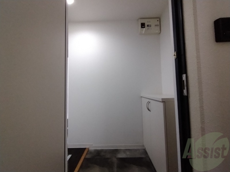 玄関　玄関の様子です。広い洋室にすぐ繋がっています。