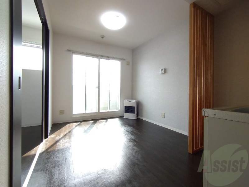 居室・リビング　６．７帖のダイニングキッチン。ご飯を食べるお部屋ですね。