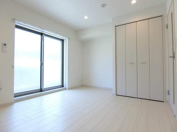 居室・リビング　優しい色合いの床材を使用した居住空間