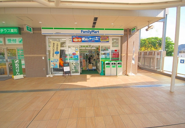 コンビニ　ファミリーマート香里園駅前店（コンビニ）まで704m