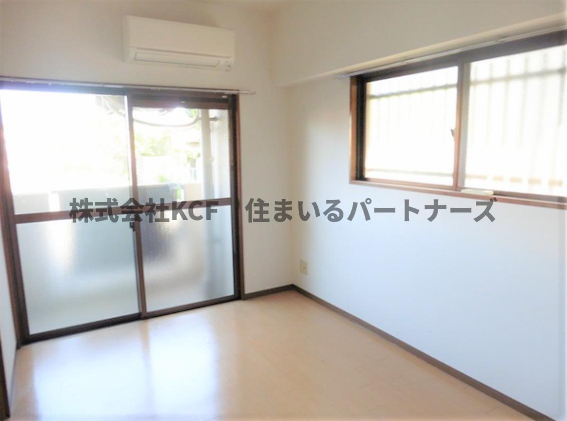 その他　落ち着いた色調の洋室です
