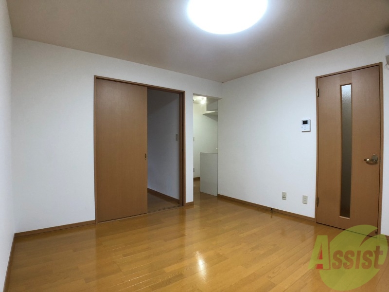 居室・リビング　木目のフローリングは落ち着きのある印象のお部屋になりますね。