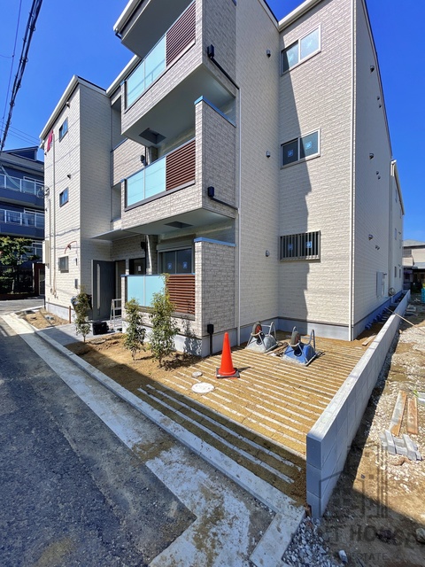 駐車場　外観（建設中）