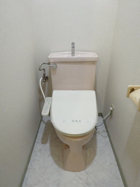 トイレ　１階トイレ：温水洗浄便座は残置物