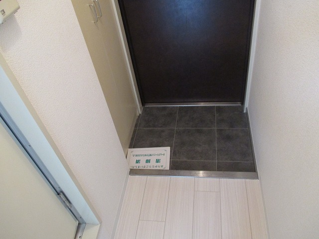 玄関　玄関にはシューズボックス完備