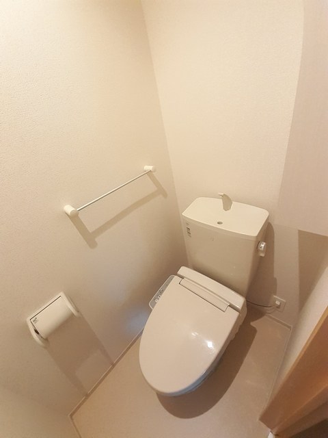 トイレ　嬉しい温水洗浄便座付きです♪