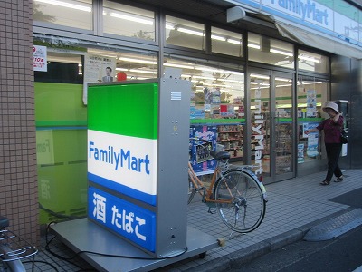 コンビニ　ファミリーマート（コンビニ）まで395m