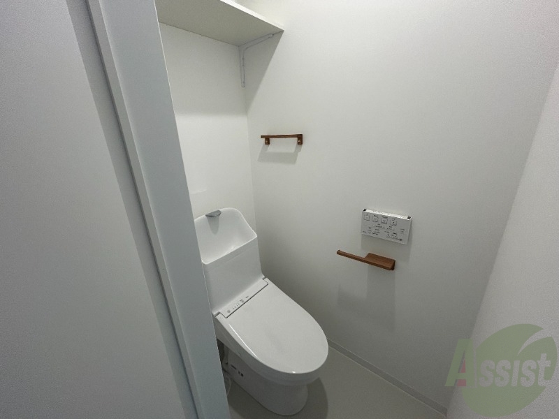 トイレ　トイレも全て白で統一され、清潔感がございます。