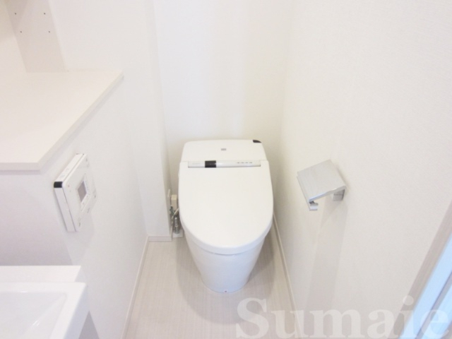 トイレ　温水洗浄便座付きのトイレです☆