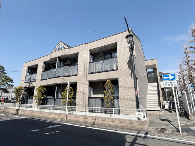建物外観　～青い空っ、白い雲っ～