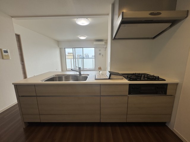 キッチン　同タイプの部屋です フローリングや扉の色が異なることがありま