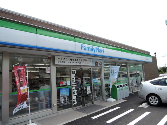 コンビニ　ファミリーマート（コンビニ）まで390m