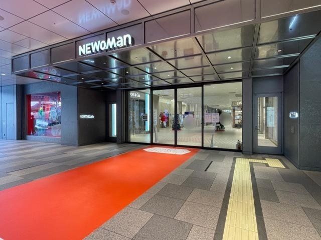 ショッピングセンター　NEWoMan横浜（ショッピングセンター）まで410m