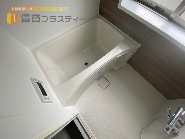 バス・シャワールーム　小窓が嬉しいですね。