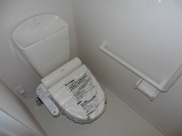 トイレ　温水洗浄便座付きのトイレです♪
