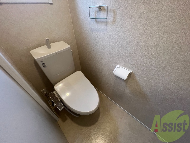 トイレ　トイレを撮影しました。温水洗浄便座付きとなります。