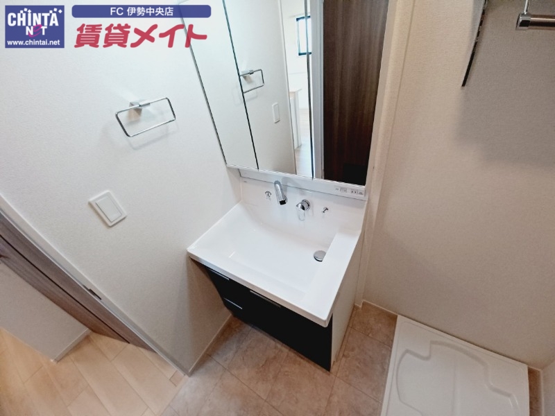 洗面設備　別部屋同型タイプです。