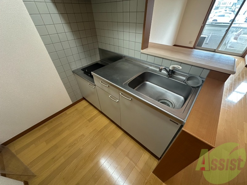 キッチン　キッチンは作業台もあり広めなので使いやすそうですね。