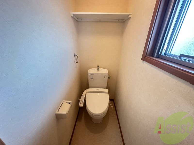 トイレ　トイレはウォシュレット機能付きです。安心して使用できますね。