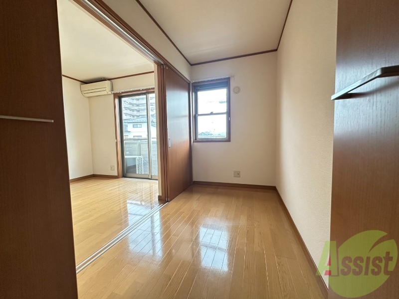 その他部屋・スペース　寝室になりそうな洋室です。シンプルで落ち着きますね。