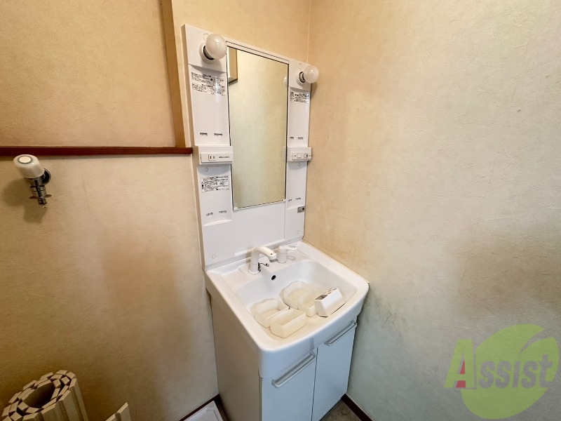 洗面設備　洗面台はシンプルなつくりで手入れがしやすそうですね。