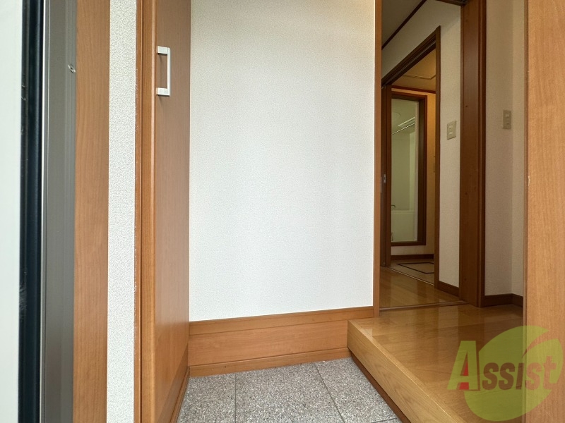 玄関　玄関からの様子です。すぐ部屋が見えないのは安心ですね。