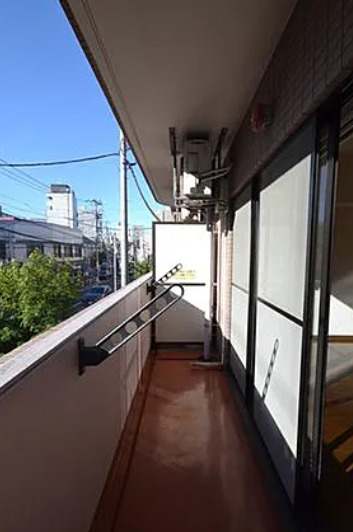 バルコニー　別部屋の画像を使用しております。