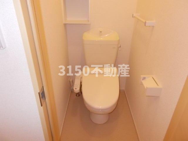 トイレ　落ち着いた色調のトイレです
