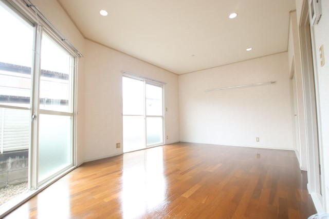 その他部屋・スペース　窓が多く明るい１２帖のお部屋。