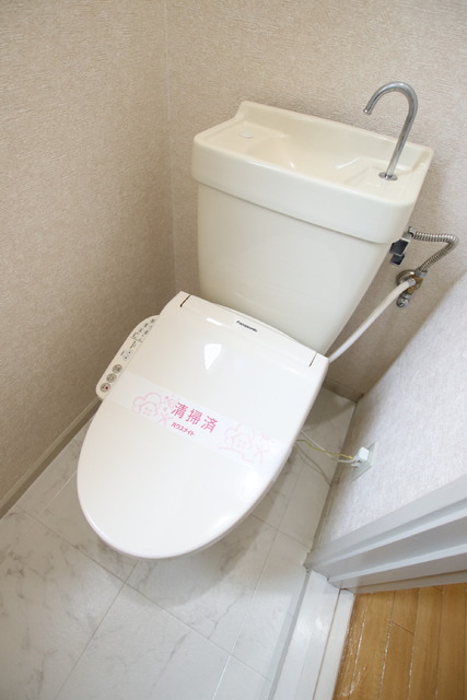 トイレ　温水洗浄機能付き。