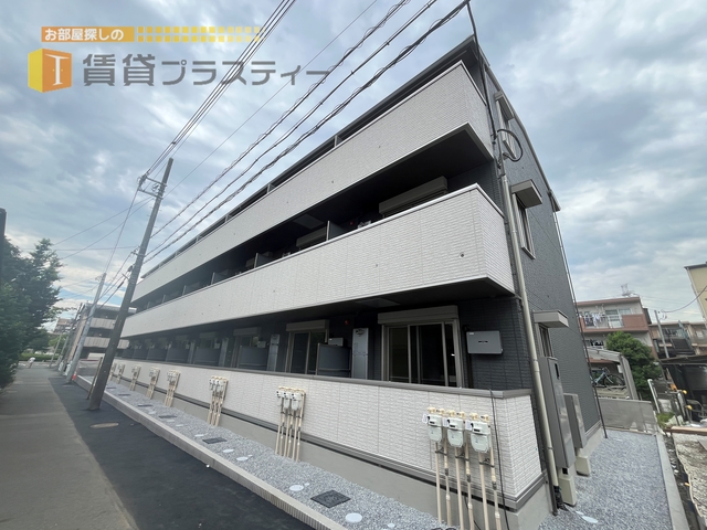 建物外観　駅からまっすぐ、一回左に曲がりましょう